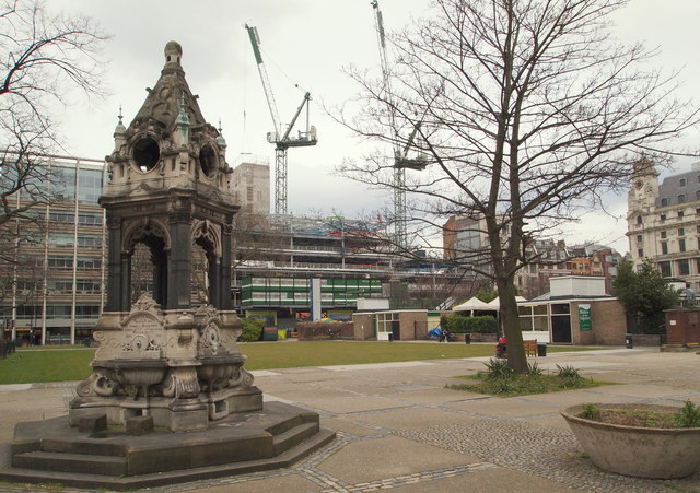 Finsbury Square showing Tom Smith Statue